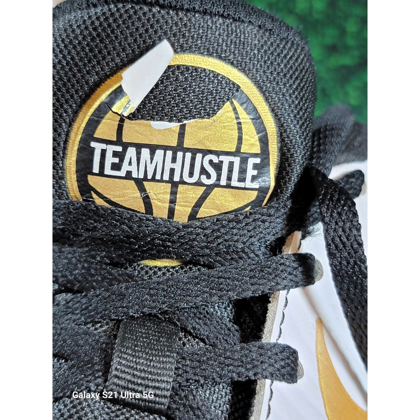 Nike Team Hustle D9 GS 'Black Metallic Gold' Sz 5Y AQ422400410