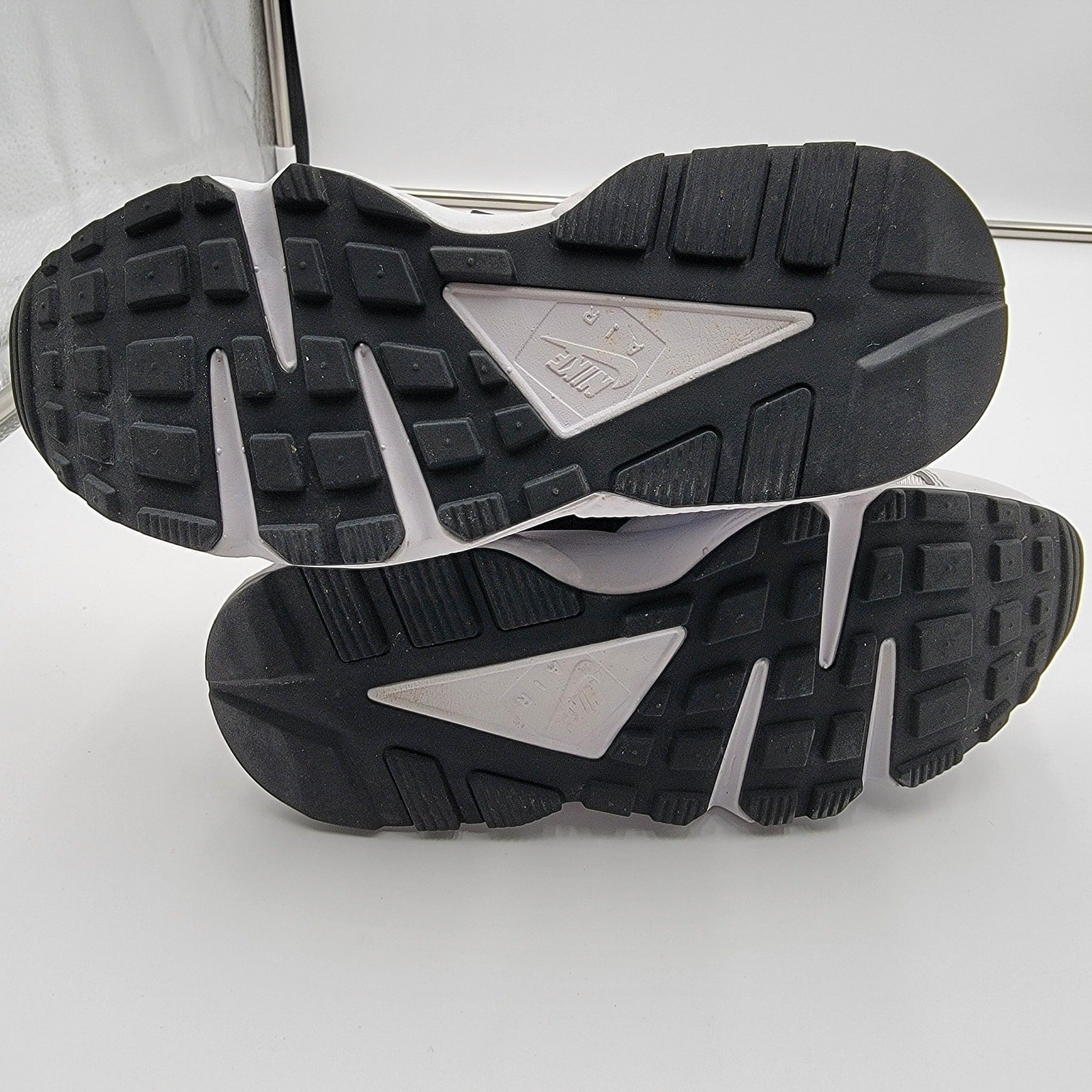 Nike Wmns Air Huarache 'White Bright Crimson' Sz 6 DV2220100