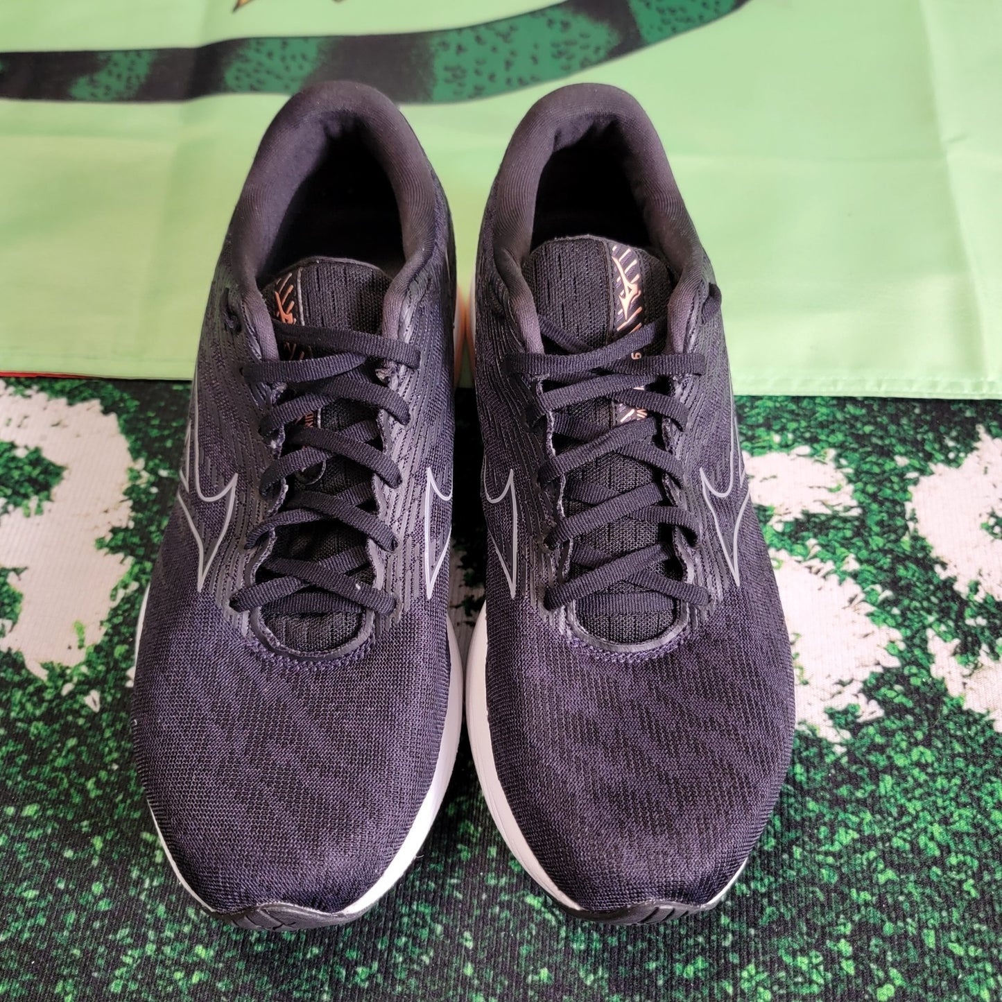 Mizuno Wave Rider 26 Women’s Running Shoes Size 11 Black White Peach (1C4)3