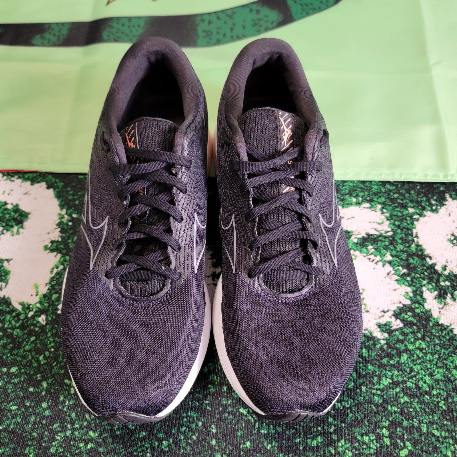 Mizuno Wave Rider 26 Women’s Running Shoes Size 11 Black White Peach (1C4)3