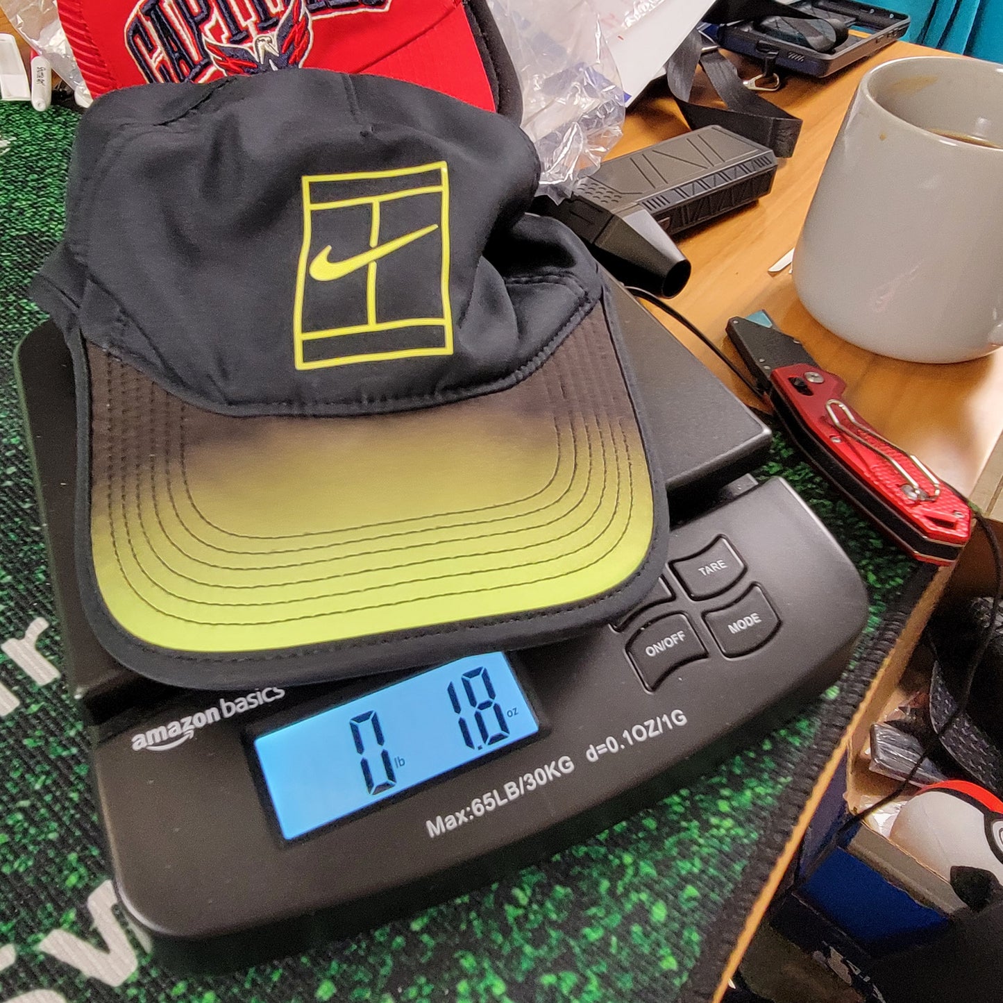 Nike Featherlight Dri-Fit Cap Strapback OSFA Black/Gold Preowned5