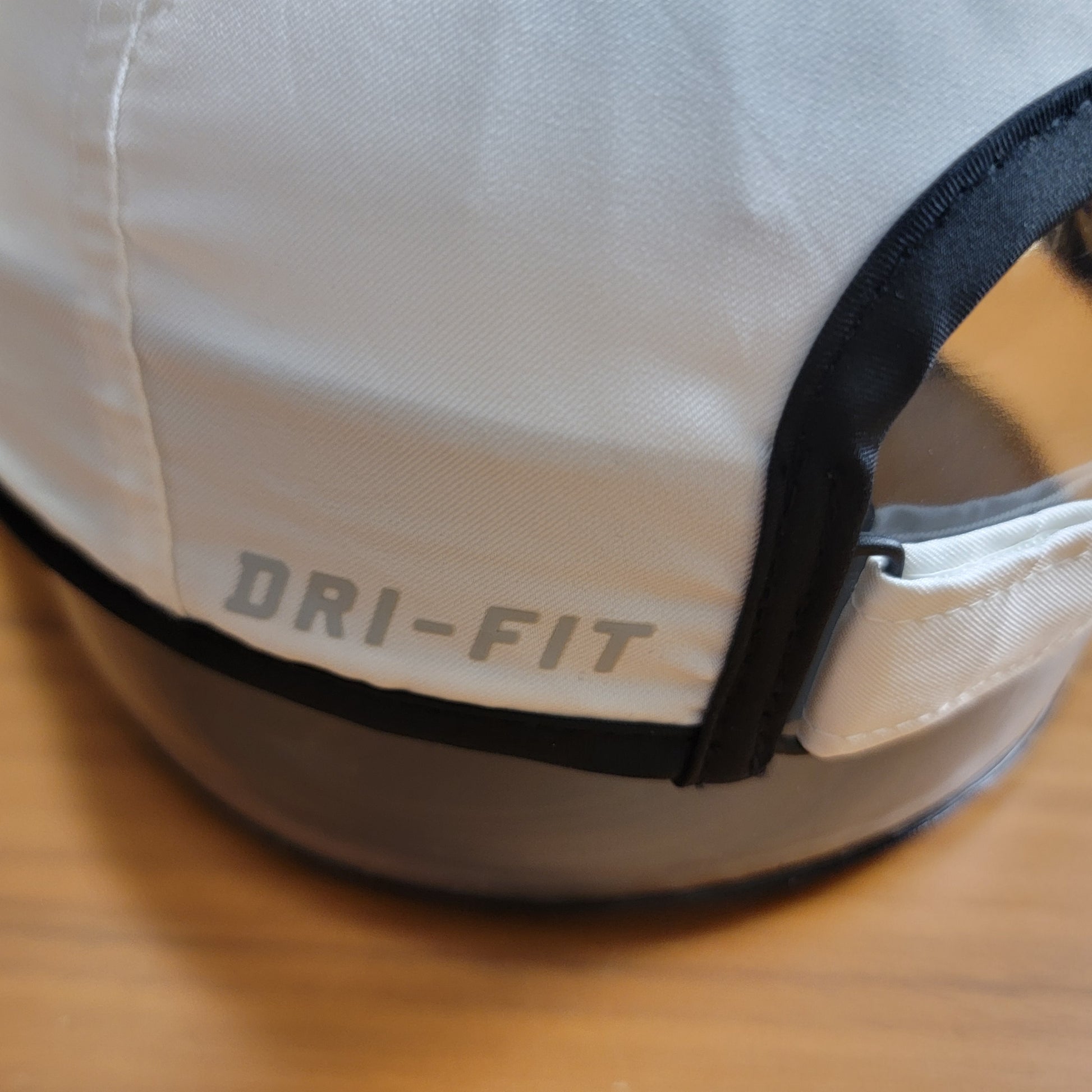 Nike Featherflight Dri-Fit Strapback White Black Preowned3