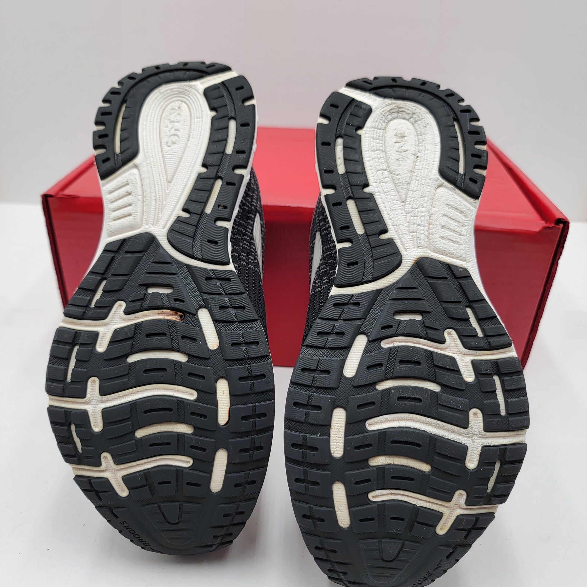 Brooks Revel 3 Womens 8.5 Running Shoe Black White Used *HEEL DAMAGE* 02438