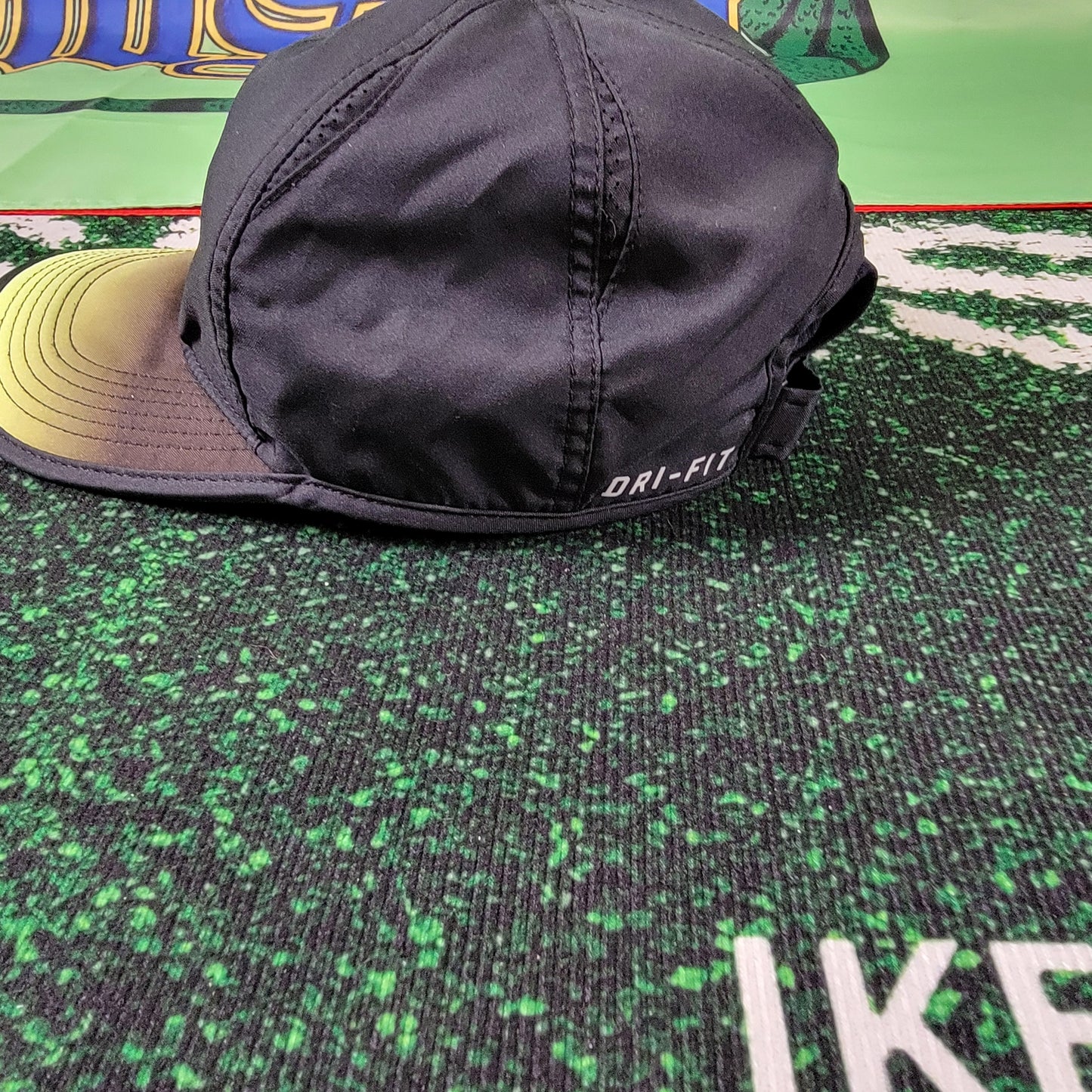 Nike Featherlight Dri-Fit Cap Strapback OSFA Black/Gold Preowned1